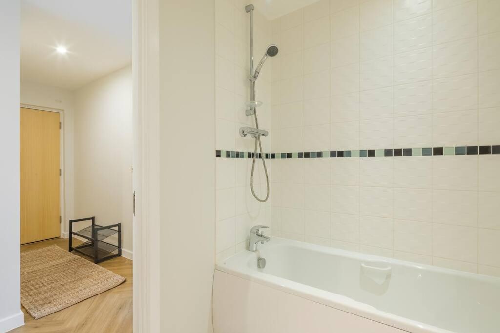 Executive 2Br Apartment Next To Station + Parking Cambridge  Exterior photo