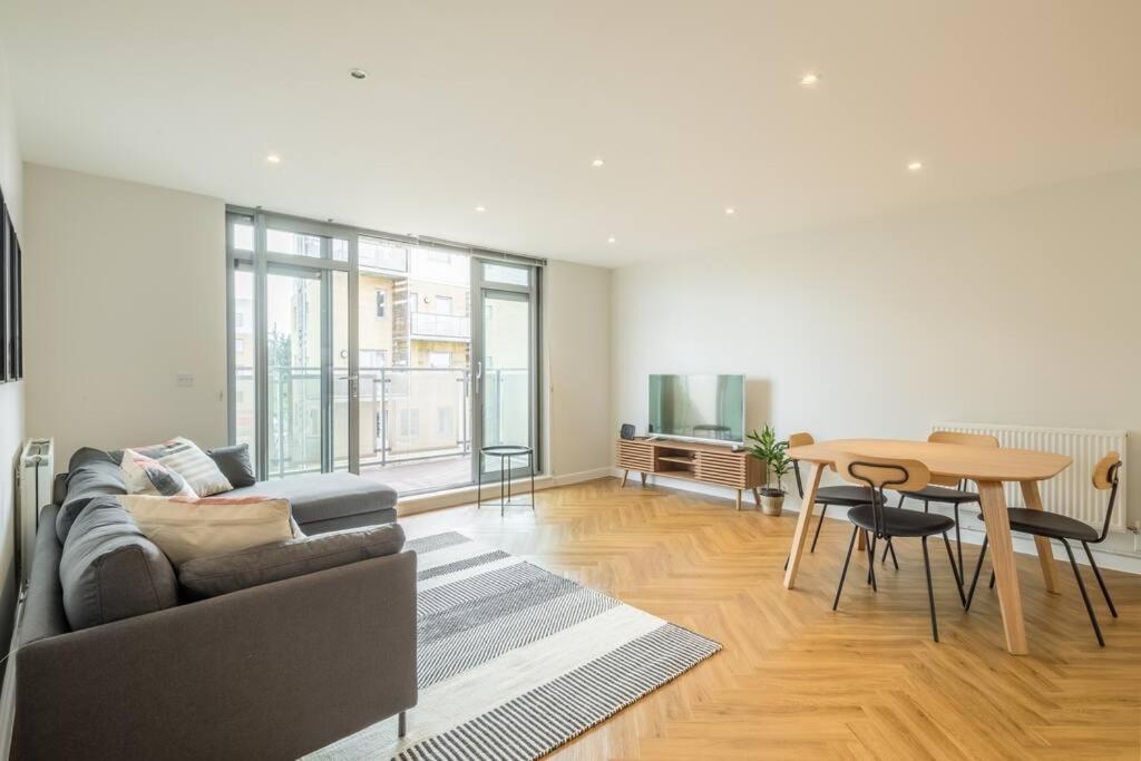 Executive 2Br Apartment Next To Station + Parking Cambridge  Exterior photo